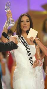 Miss République Dominicaine - Dominican Republic, Amelia Vega, a été couronnée Miss Meilleur Costume traditionnel durant le concours Miss Univers 2003