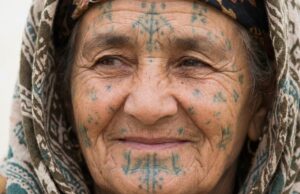 L’encre de la mémoire : L’histoire oubliée des tatouages des femmes berbères.