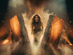 Loreen : L’Impératrice de la Pop Entre Mysticisme Berbère et Rigueur Scandinave Silhouette de Loreen sur scène lors de sa performance gagnante d'Euphoria à l'Eurovision 2012 à Bakou. Elle danse pieds nus dans un jeu de lumière bleu sombre.