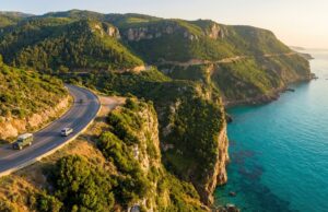 De Béjaïa à Jijel: Ce voyage qui nous rappelle pourquoi l’Algérie est un des pays le plus beau du monde. Vue aérienne de la route en corniche RN43 entre Béjaïa et Jijel, Algérie.