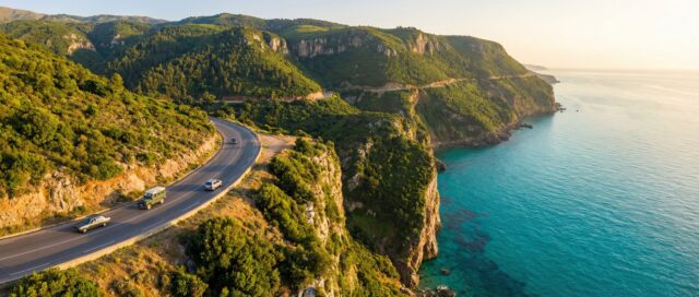 De Béjaïa à Jijel Vue aérienne de la route en corniche RN43 entre Béjaïa et Jijel, Algérie.
