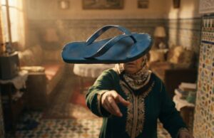 Les 5 niveaux d’alerte avant le lancer de claquette (Si vous entendez “Wahed…”, courez). La fameuse claquette en plastique volantes, symbole de l'éducation au Maghreb.