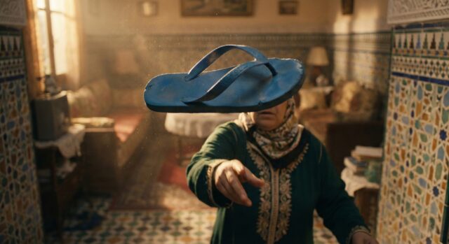 le lance de chlaka La fameuse claquette en plastique volantes, symbole de l'éducation au Maghreb.