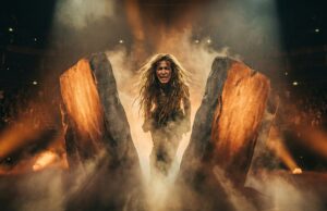 Loreen : L’Impératrice de la Pop Entre Mysticisme Berbère et Rigueur Scandinave Silhouette de Loreen sur scène lors de sa performance gagnante d'Euphoria à l'Eurovision 2012 à Bakou. Elle danse pieds nus dans un jeu de lumière bleu sombre.