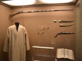 Armes historiques de l’Émir Abdelkader restituées à l’Algérie, symbole du patrimoine algérien spolié durant la colonisation.