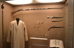 Restitution Mémorielle : Les Armes de l’Émir Abdelkader Bientôt de Retour en Algérie Armes historiques de l’Émir Abdelkader restituées à l’Algérie, symbole du patrimoine algérien spolié durant la colonisation.