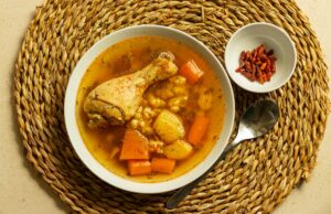 Ragoût marocain aux patates douces et poulet : la recette parfaite quand on a des restes dans le frigo Moroccan chicken and sweet potato stew in a clay pot