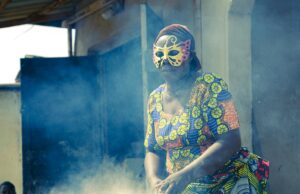 Enlèvement masqué d’un nombre record de personnes lors d’une fête musulmane au Nigeria crowded marketplace with armed masked men kidnapping attendees during a muslim festival in nigeria