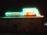 55 recettes de couscous marocain traditionnel : une cuisine à part entière Famille préparant un couscous marocain traditionnel