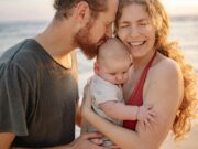 Le Maroc en tête des destinations africaines les plus sûres : un retour vers notre berceau Family enjoying safe vacation at Moroccan beach with traditional architecture