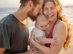 Le Maroc en tête des destinations africaines les plus sûres : un retour vers notre berceau Family enjoying safe vacation at Moroccan beach with traditional architecture