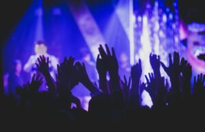 Voyage Voyage : les stars chantent au Maroc – Un hommage exceptionnel à la beauté du Royaume Stars françaises chantant dans un décor traditionnel marocain