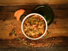 Ragout marocain aux patates douces et poulet : la recette parfaite Moroccan sweet potato and chicken stew served in a thick pot-feu with aromatic spices