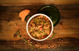 Ragout marocain aux patates douces et poulet : la recette parfaite Moroccan sweet potato and chicken stew served in a thick pot-feu with aromatic spices