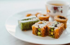 La recette authentique du trileçe : le gâteau qui cartonne pendant Ramadan Authentic Trilece cake served at a Ramadan family gathering