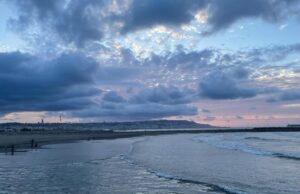 Les plages les plus belles d’Algérie à visiter cet été Famille sur la plage de l'Ile de la Penée en Algérie, mer méditerranéenne