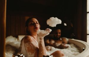 Le spa Alaena : un sanctuaire de la réflexion en duo Couple dans un spa Alaena en train de se reposer et se détendre
