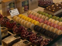 Le savoir-faire artisanal marocain au Salon RĂ©tromobile 2026 de Paris: Une prĂ©sentation des Ĺ“uvres d’art Moroccan artisans presenting their works at the Retromobile 2026 Paris event