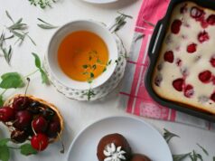 Tout sur la technique et la recette des msemen : Les astuces pour parfaire votre plat favori A plate of golden, flaky msemen served with a side of harissa and mint tea