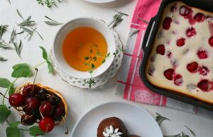 Tout sur la technique et la recette des msemen : Les astuces pour parfaire votre plat favori A plate of golden, flaky msemen served with a side of harissa and mint tea