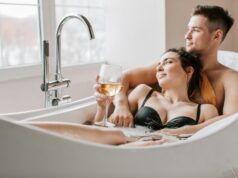 Le spa Alaena propose des moments de détente doubles pour couples – Un sanctuaire de réveil et de renouveau Couple dans un spa double, pris de la main en train de se relaxer et de profiter d'une journée de repos à l'Alaena Spa