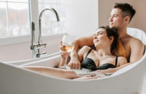 Le spa Alaena propose des moments de détente doubles pour couples – Un sanctuaire de réveil et de renouveau Couple dans un spa double, pris de la main en train de se relaxer et de profiter d'une journée de repos à l'Alaena Spa