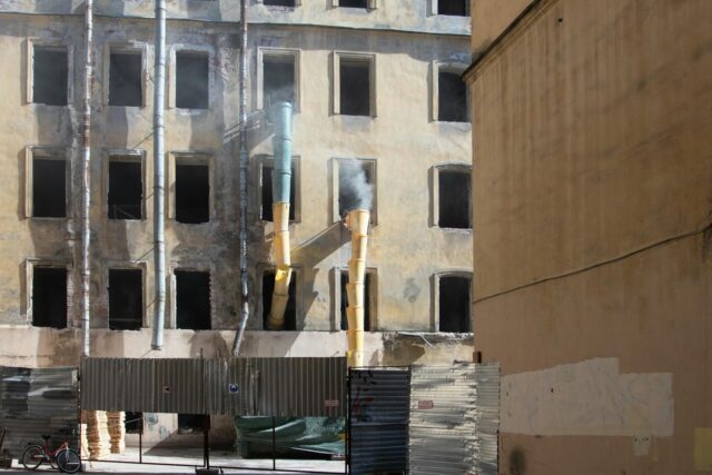 Hammam Sainte-Ménehould femme Femme maghrébine à l'intérieur d'un hammam rénové à Sainte-Ménehould