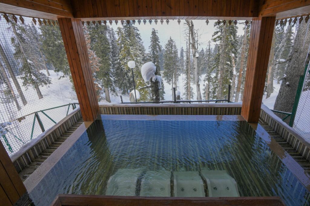 Personne se reposant dans un spa chaud lors de l'hiver en France