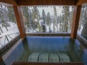 Découvrez les meilleurs spas pour traverser l’hiver avec éclat Personne se reposant dans un spa chaud lors de l'hiver en France