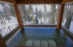 Découvrez les meilleurs spas pour traverser l’hiver avec éclat Personne se reposant dans un spa chaud lors de l'hiver en France