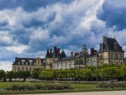 Fontainebleau célèbre la mode marocaine avec son Festival de l’histoire de l’art Famille marocaine visitant le Festival de l'histoire de l'art à Fontainebleau en France