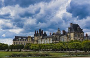 Fontainebleau célèbre la mode marocaine avec son Festival de l’histoire de l’art Famille marocaine visitant le Festival de l'histoire de l'art à Fontainebleau en France