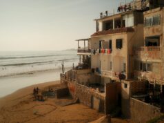 19,8 millions de touristes au Maroc en 2025 : découvrez les destinations incontournables Family enjoying Moroccan landscape at unmissable tourist destinations