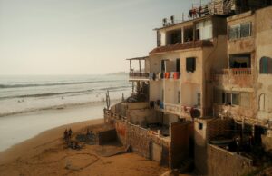 19,8 millions de touristes au Maroc en 2025 : découvrez les destinations incontournables Family enjoying Moroccan landscape at unmissable tourist destinations