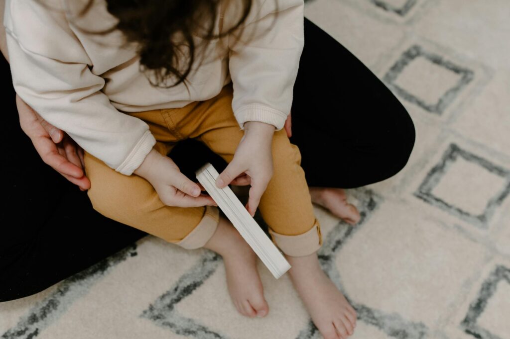 Mère et fils en train de lire un livre sur la vraie sagesse et l'éducation responsable