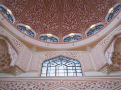 Marriage Traditional Marocain : étapes et préparatifs couple presenting documents at Koutoubia Mosque for traditional Marocain wedding