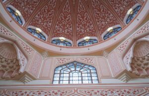Marriage Traditional Marocain : étapes et préparatifs couple presenting documents at Koutoubia Mosque for traditional Marocain wedding