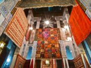 La valorisation des collections publiques de tapis marocains sous le protectorat français : une histoire inégale Tapis marocain exposé dans une galerie publique sous le protectorat français
