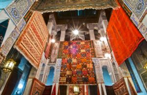 La valorisation des collections publiques de tapis marocains sous le protectorat français : une histoire inégale Tapis marocain exposé dans une galerie publique sous le protectorat français