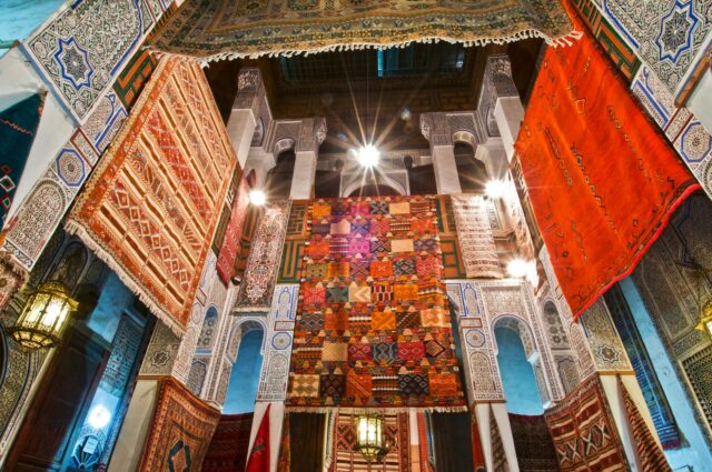 Tapis marocain exposé dans une galerie publique sous le protectorat français