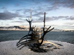 Voyage Voyage revient au Maroc : les stars qui y chanteront French music show Voyage Voyage performing in Morocco with popular artists on stage