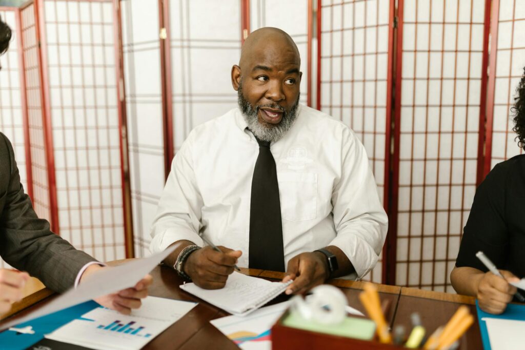 homme d'affaires marocain en train de négocier dans une salle de réunion