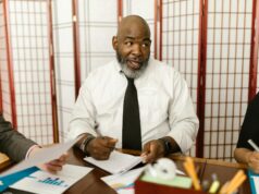 Guide complet pour faire des affaires au Maroc : mode d’emploi et évitement des pièges homme d'affaires marocain en train de négocier dans une salle de réunion