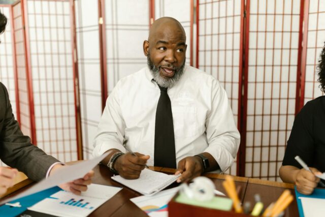 homme d'affaires marocain en train de négocier dans une salle de réunion