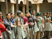 Demande d’une 10e Atsem dans les écoles maternelles marocaines : un changement crucial pour notre enfance Groupe d'enfants dans une école maternelle marocaine en train de suivre un enseignant