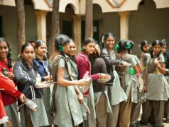 Demande d’une 10e Atsem dans les écoles maternelles marocaines : un changement crucial pour notre enfance Groupe d'enfants dans une école maternelle marocaine en train de suivre un enseignant