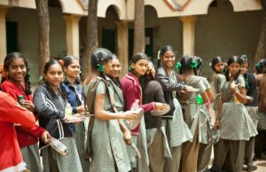 Demande d’une 10e Atsem dans les écoles maternelles marocaines : un changement crucial pour notre enfance Groupe d'enfants dans une école maternelle marocaine en train de suivre un enseignant