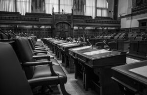 La Moudawana : la réforme du code de la famille au Maroc – Une démarche vers l’égalité des droits femme et homme marocain discutant devant le parlement avec la Moudawana en arrière-plan