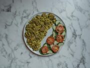 Le voyage gastronomique authentique dans la cuisine berbère de l’Atlas Famille maghrébine dans un restaurant traditionnel de l'Atlas en train de manger du couscous