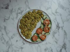 Le voyage gastronomique authentique dans la cuisine berbère de l’Atlas Famille maghrébine dans un restaurant traditionnel de l'Atlas en train de manger du couscous